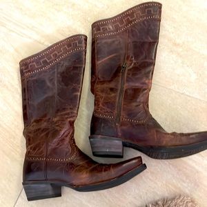 Women’s western boots.  Ariat leather upper.  Size 39.